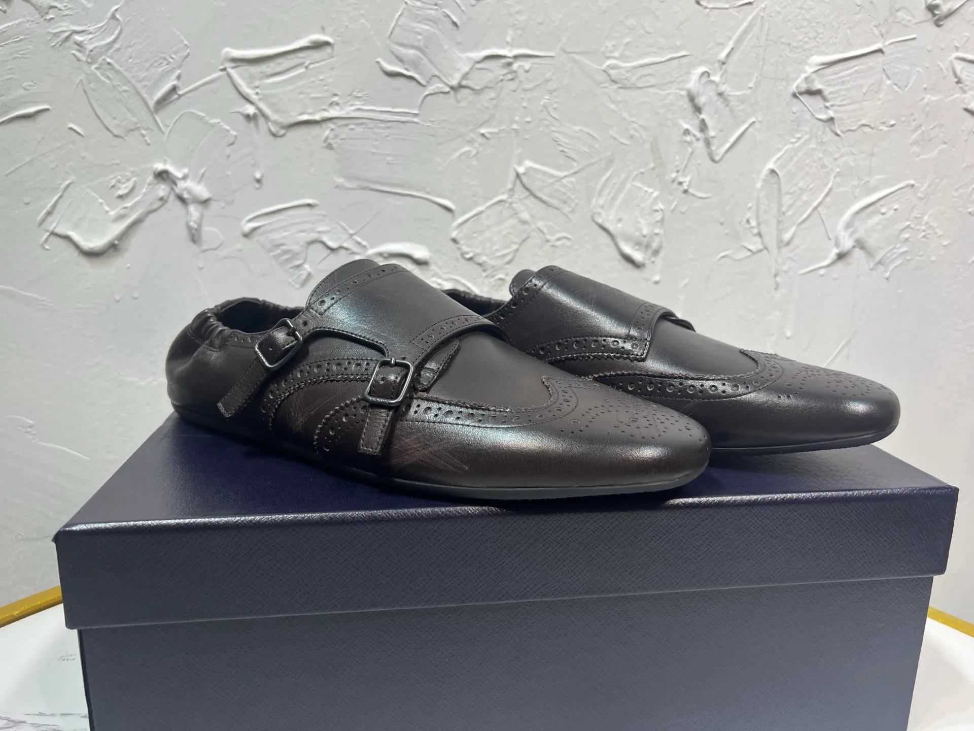 P820 ​​prada derby2025 spring and autumn latest Prada slip-on retro men's leather shoes, Shuffle double buckle strap Monk shoes, upper cowhide, lining and foot cowhide, rubber sole, original packaging black and brown 2 colors, code number: 39-46